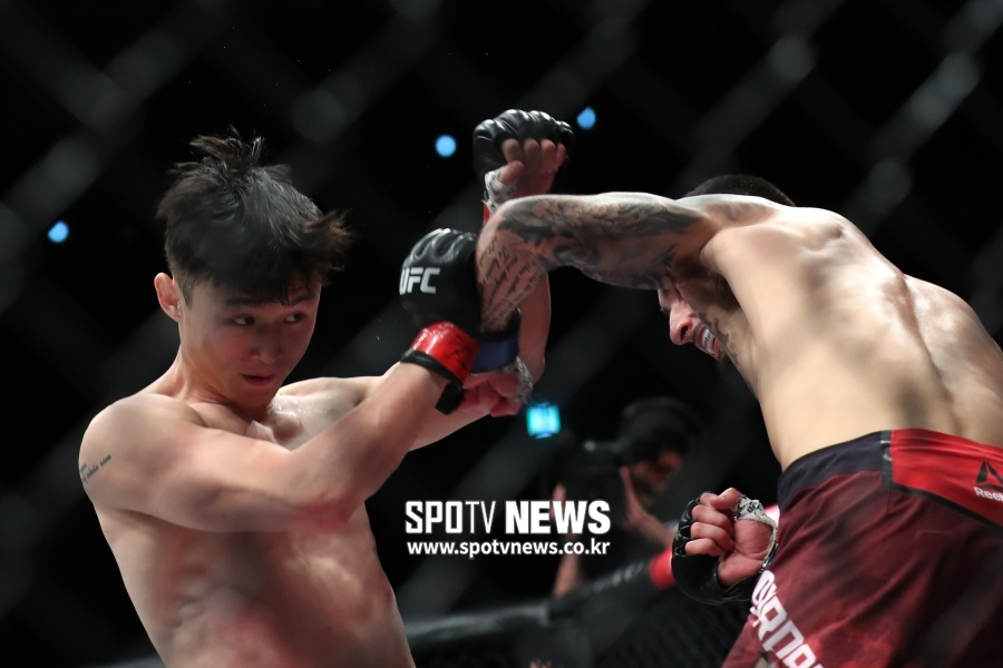 ▲ 2019년 12월 UFC 부산 대회에서 찰스 쥬르뎅과 싸웠던 최두호.