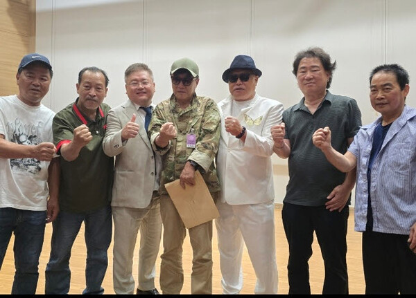 박정희·육영수 다큐영화 '그리고 목련이 필 때면' 첫 시사회 성황