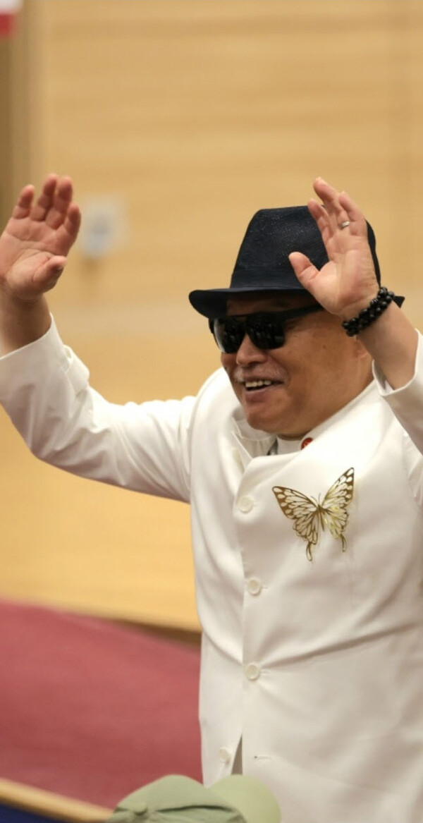 ▲ 19일 '그리고 목련이 필 때면' 시사회에서 관객들의 환호에 손을 흔들며 화답하는 김흥국. 제공|흥.픽쳐스