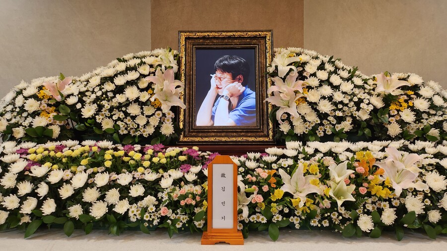 故김민기, 환한 미소만 남겼다…곳곳서 애도 물결