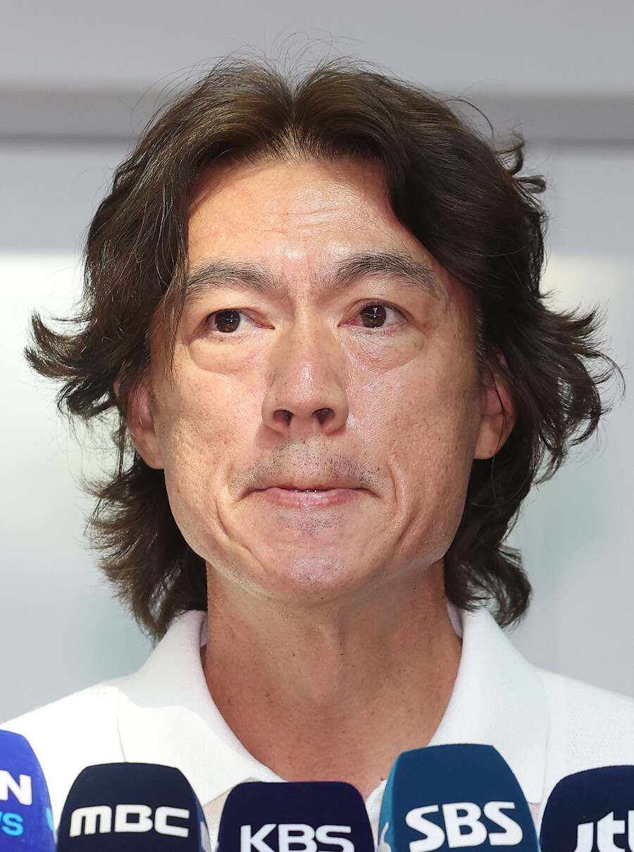 ▲ 홍명보 감독 선임 과정 논란이 국정감사 이슈까지 번졌다. 한동안 침묵했던 대한축구협회가 공식적으로 홍명보 감독 선임 논란에 반박했다. 이들은 "언론 보도 중에 한 외국인 감독이 장문의 분석자료를 제시했다며, 홍명보 감독과 면담이 특혜라는 주장이 있다. 자료를 잘 준비해오면 감독과 에이전트가 의욕이 넘치고 성의가 있다고 볼 수 있겠지만, 그것이 대표팀 감독 능력과 경쟁력이라는 근거는 아닐 것이다. 한 감독은 표지포함 22페이지의 자료와 대표팀 경기영상 16개, 다른 감독은 표지포함 16페이지의 PPT자료를 제시했다"라면서 과정에 문제가 없었다고 반박했다 ⓒ연합뉴스