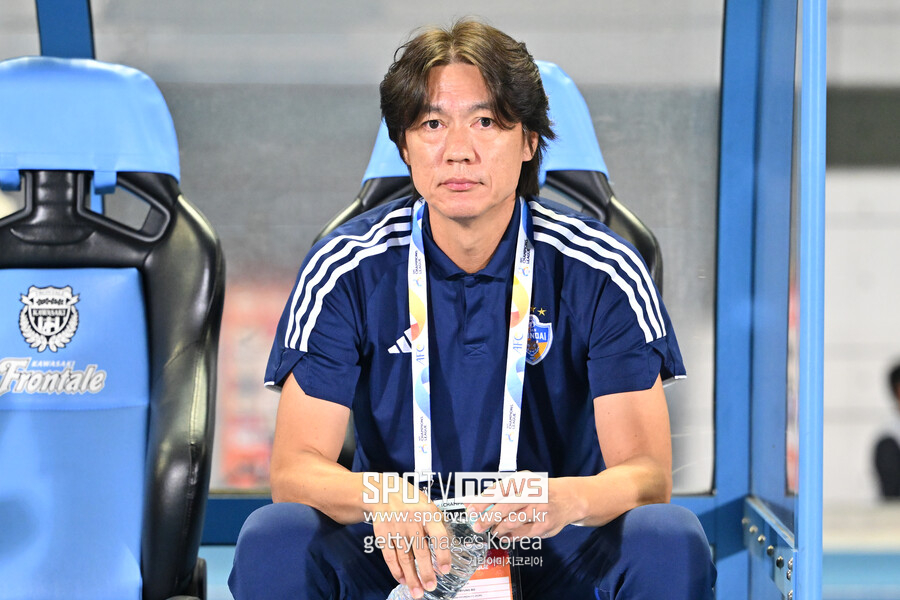 ▲ 홍명보 감독 선임 과정 논란이 국정감사 이슈까지 번졌다. 한동안 침묵했던 대한축구협회가 공식적으로 홍명보 감독 선임 논란에 반박했다. 이들은 "언론 보도 중에 한 외국인 감독이 장문의 분석자료를 제시했다며, 홍명보 감독과 면담이 특혜라는 주장이 있다. 자료를 잘 준비해오면 감독과 에이전트가 의욕이 넘치고 성의가 있다고 볼 수 있겠지만, 그것이 대표팀 감독 능력과 경쟁력이라는 근거는 아닐 것이다. 한 감독은 표지포함 22페이지의 자료와 대표팀 경기영상 16개, 다른 감독은 표지포함 16페이지의 PPT자료를 제시했다"라면서 과정에 문제가 없었다고 반박했다