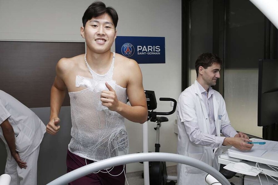 ▲ 스페인에서 훈련과 함께 휴식을 취하던 이강인이 파리 생제르맹에 합류했다. 휴가를 마치고 돌아오면 받는 신체검사를 문제없이 통과한 이강인은 체육관 훈련을 시작했다. 화요일부터 선수들과 함께 단체 훈련을 시작하며 2024-25시즌 준비에 본격 들어간다. ⓒ 파리 생제르맹