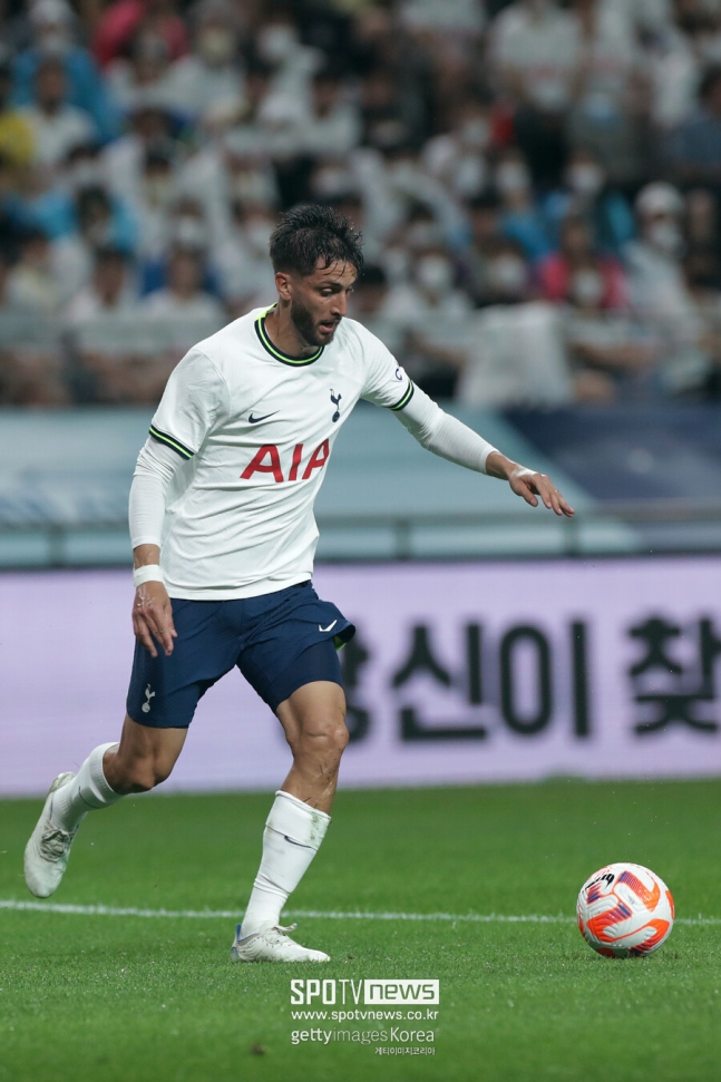 ▲ 벤탄쿠르가 우루과이 TV프로그램에 출연해 "난 당신의 유니폼을 가지고 있다. 다른 유명한 한국인 선수 유니폼을 줄 수 있냐"라고 묻자 "손흥민?"이라고 말하더니 "손흥민 사촌 유니폼은 어떤가, 다 똑같이 생겼으니까"라고 배시시 웃었다.명백한 인종차별적 발언이었다. 사회관계망서비스(SNS)를 통해 퍼졌고 영국 공영방송 'BBC'까지 소개됐다. 국제인권자선단체까지 토트넘과 프리미어리그 사무국에 항의하자 벤탄쿠르가 1차에 이어 2차 사과문을 게재했다