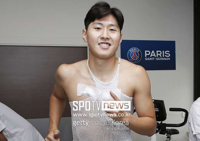 ▲ 이강인이 파리 생제르맹에 남는다. 파리 생제르맹도 이강인을 보낼 생각이 없다. 여름 동안 불거질 이적설은 단순한 루머에 그칠 전망이다. 파리 생제르맹 팀 합류 직전 프리미어리그 팀과 연결됐지만 단순한 휴가 연장에 불과했다. 공식발표보다 먼저 'HERE WE GO'를 알리는 유럽이적시장전문가 '파브리지오 로마노'도 "파리 생제르맹과 나폴리가 빅터 오시멘을 두고 협상 테이블에 앉았다. 나폴리는 오시멘 협상에 이강인을 포함한 제안을 파리 생제르맹에 했지만 이를 거절했다. 파리 생제르맹은 오시멘 바이아웃 조항을 발동하지 않을 예정"이라고 말했다