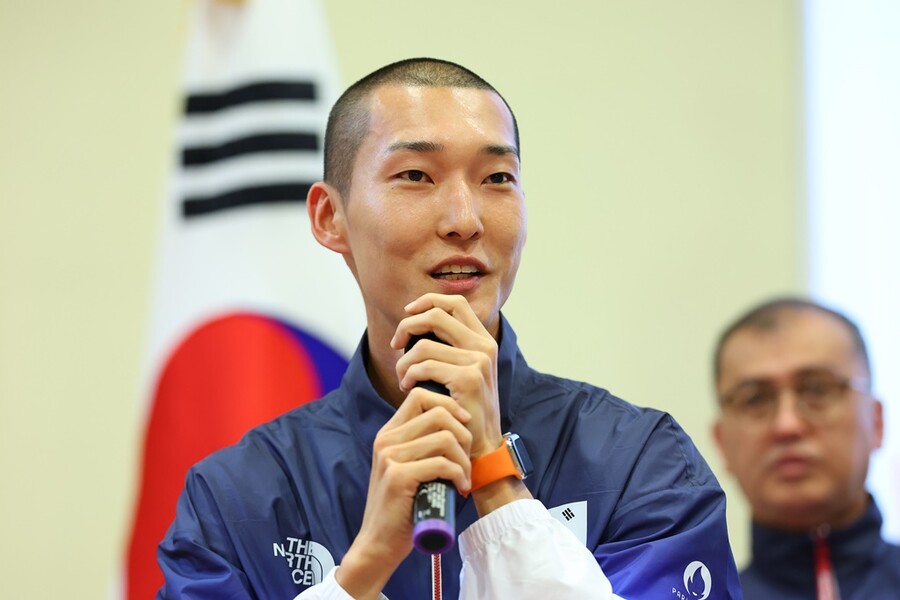 ▲ 2024 파리올림픽 육상 남자 높이뛰기 우상혁이 기자회견에서 답하고 있다.  ⓒ연합뉴스