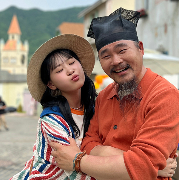 ▲ 김봉곤 다현 부녀가 최근 공개된 오스템임플란트 '뭐가 달라도 다르겄쥬' 두 번째 캠페인에 출연한 모습. 김봉곤 훈장의 캐주얼한 '평상복' 차림이 이채롭다. 제공|그레인엔터테인먼트
