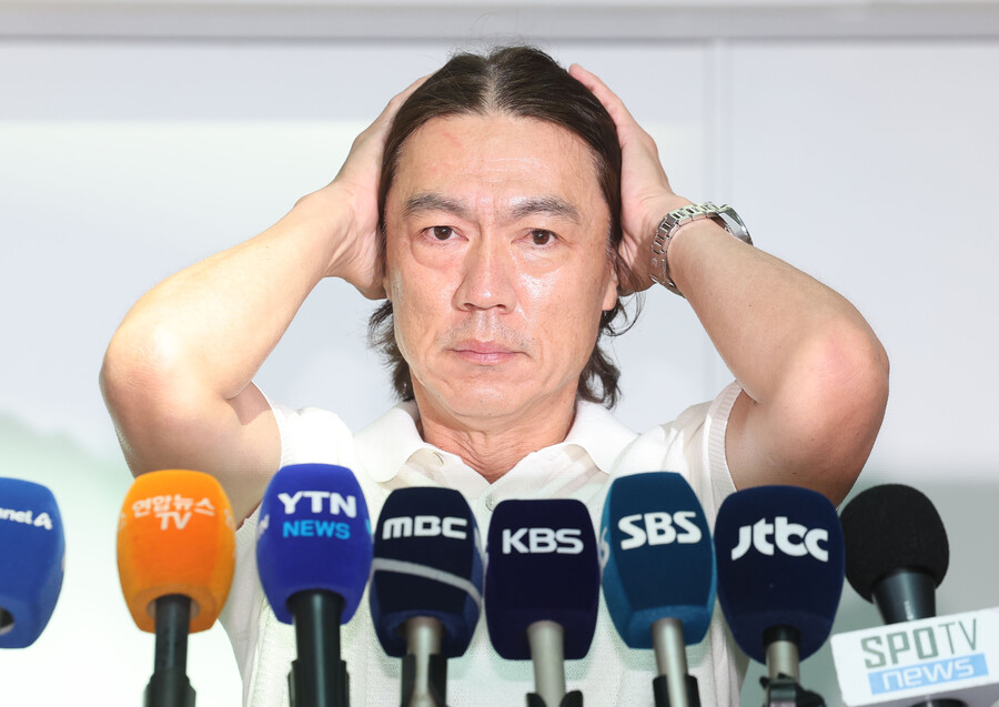▲ 대표팀 지휘봉을 잡는 순간부터 엄청난 비판을 받았던 홍명보 감독이 15일 인천공항을 통해 유럽으로 출국했다. 외국인 코칭스태프 선임과 해외파 주요 선수 면담이 있었다. 런던에서 주장 손흥민과 두 시간여 이야기를 나눈 뒤 독일로 넘어가 김민재, 이재성을 만났고, 세르비아에서 황인범과 설영우와 마주했다. 유럽 출장 일정을 끝내고 24일 한국으로 돌아올 예정이었지만, 현지 항공 사정으로 인해 25일 오전 9시에 인천공항으로 귀국한다. 이날 공식적인 미디어 활동은 없고 29일 축구회관에서 취임 기자회견을 한다 ⓒ연합뉴스