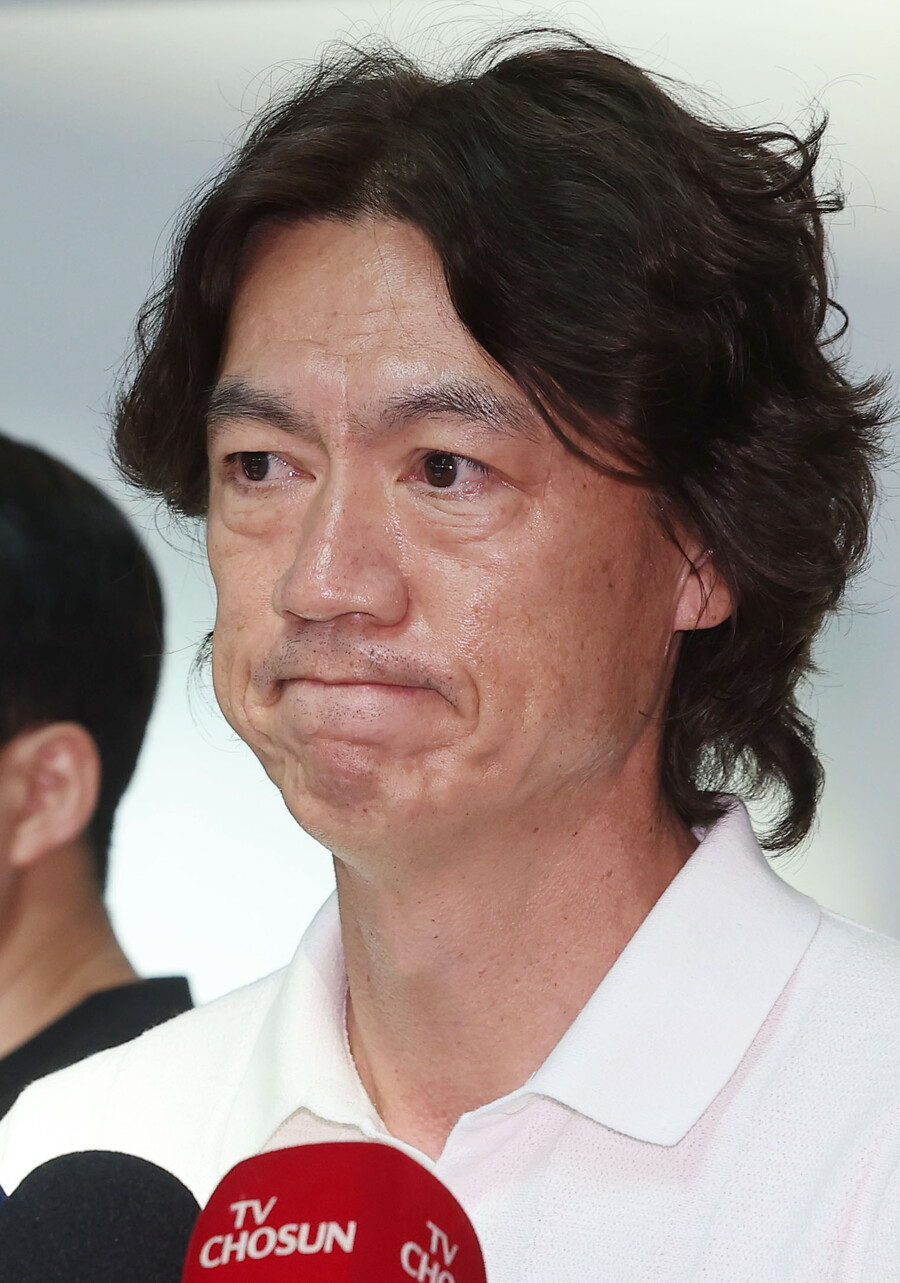 ▲ 대표팀 지휘봉을 잡는 순간부터 엄청난 비판을 받았던 홍명보 감독이 15일 인천공항을 통해 유럽으로 출국했다. 외국인 코칭스태프 선임과 해외파 주요 선수 면담이 있었다. 런던에서 주장 손흥민과 두 시간여 이야기를 나눈 뒤 독일로 넘어가 김민재, 이재성을 만났고, 세르비아에서 황인범과 설영우와 마주했다. 유럽 출장 일정을 끝내고 24일 한국으로 돌아올 예정이었지만, 현지 항공 사정으로 인해 25일 오전 9시에 인천공항으로 귀국한다. 이날 공식적인 미디어 활동은 없고 29일 축구회관에서 취임 기자회견을 한다 ⓒ연합뉴스