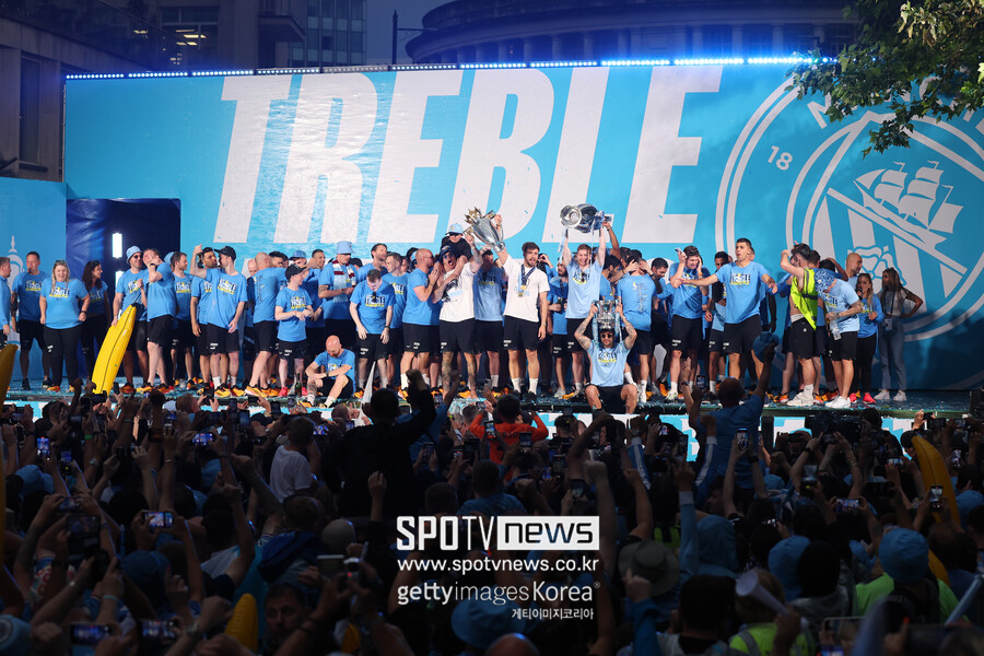 ▲ 맨체스터 시티 트레블 역사의 중심에 있었던 골키퍼 에데르송(30)이 유럽 축구와 작별하려고 한다. 이미 사우디아라비아 프로리그 팀 제안을 수락했다. 이제 남은 건 구단 협상이다. 맨체스터 시티와 알 이티하드 사이에 구단간 협상은 아직이지만 맨체스터 시티는 5000만 유로(약 749억 원)~6000만 유로(약 899억 원)의 이적료를 받으려고 한다. 펩 과르디올라 감독은 에데르송 이적설에 "에데르송이 결정해야 할 일이다. 난 에데르송이 우리 팀에 남을지 알지 못한다"라고 말했다