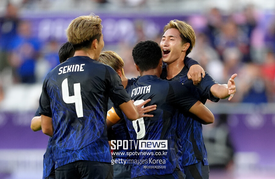 ▲ 58년 만에 올림픽 메달이 도전하는 일본 올림픽 축구 대표팀이 첫 경기부터 대승을 신고했다. 25일(한국시간) 조별리그 첫 경기에서 파라과이를 5-0으로 꺾었다. 일본 올림픽 대표팀은 이번 대표팀에 쿠보 다케후사를 선발하지 못했지만 출전 의사를 밝힌 엔도 와타루 등 와일드카드를 한 명도 뽑지 않으면서 기존 전력에 대한 자신감을 드러내고 있다.