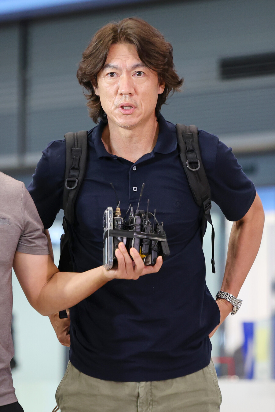 ▲ 대표팀 지휘봉을 잡는 순간부터 엄청난 비판을 받았던 홍명보 감독이 15일 인천공항을 통해 유럽으로 출국했다. 외국인 코칭스태프 선임과 해외파 주요 선수 면담이 있었다. 런던에서 주장 손흥민과 두 시간여 이야기를 나눈 뒤 독일로 넘어가 김민재, 이재성을 만났고, 세르비아에서 황인범과 설영우와 마주했다. 유럽 출장 일정을 끝내고 24일 한국으로 돌아올 예정이었지만, 현지 항공 사정으로 인해 25일 오전 9시에 인천공항으로 귀국한다. 이날 공식적인 미디어 활동은 없었지만 "좋은 대화였다"라며 짧은 소감을 남겼다. 29일 축구회관에서 취임 기자회견을 한다 ⓒ연합뉴스