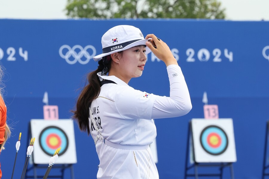 ▲ 양궁 임시현이 25일(현지시간) 프랑스 파리 레쟁발리드 양궁 경기장에서 열린 2024 파리올림픽 여자 개인전 랭킹 라운드에 참가하고 있다. ⓒ연합뉴스