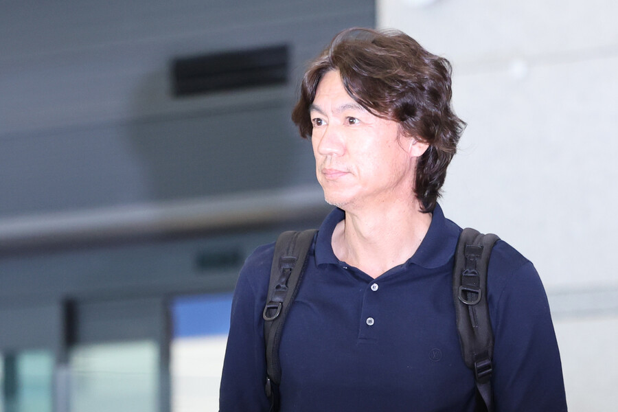 ▲ 홍명보 감독과 유럽에서 면담을 가진 손흥민과 김민재는 현재 각 소속팀으로 복귀해 프리 시즌 일정을 소화하고 있다. 그리고 두 선수는 소속팀과 함께 나란히 한국으로 들어와 친선 경기를 갖는다. 손흥민의 토트넘은 오는 31일 상암월드컵경기장에서 팀K리그와 맞붙는다. 이어서 김민재의 바이에른 뮌헨과 8월 3일 상암월드컵경기장에서 격돌한다.  ⓒ연합뉴스