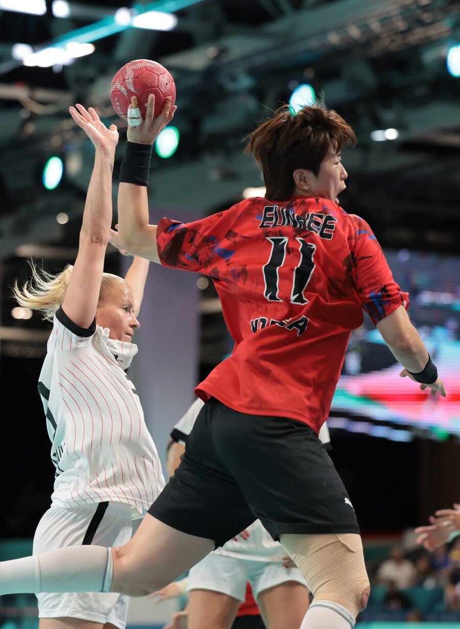▲ 최약체 평가를 받고 있던 한국 여자 핸드볼이 2024 파리 올림픽 조별리그 A조 1차전에서 지난해 세계선수권대회 6위에 빛나는 독일을 23-22로 제압했다. 무승 걱정을 짜릿한 역전승으로 날린 한국은 슬로베니아까지 잡아내면 조별리그 통과를 기대할 수 있다. 열세 평가를 딛고 승리를 거둔 선수들은 우승한 것처럼 얼싸안고 눈물까지 흘렸다. ⓒ연합뉴스
