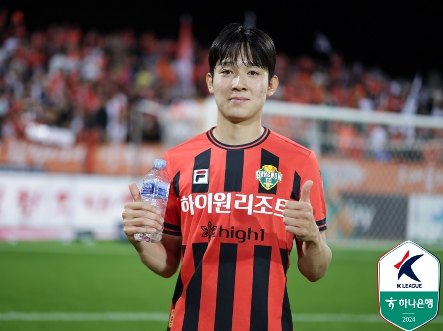 ▲ 영국 매체 '풋볼 런던'은 26일(이하 한국시간) "토트넘이 양민혁을 통해 제2의 손흥민을 찾았다고 믿는다"라고 보도했다. 이어 "토트넘은 한국 팬들과 구단이 차세대 손흥민이 될 것이라고 기대하는 10대 선수 양민혁을 영입하면서 또 다른 스타를 발굴했다고 믿는다"라고 덧붙였다. ⓒ한국프로축구연맹