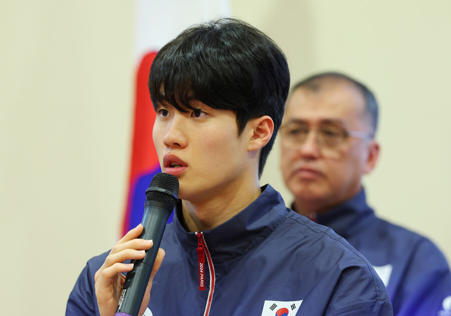▲ 황선우는 “버스에 선수가 정말 많이 타다 보니 사우나 같다. 외부보다 버스가 더 덥다”고 동의하면서 “선수촌에서 수영장까지 40∼45분 정도 걸리는데 오늘은 1시간 반이 걸려서 매우 힘들다"고 어려움을 드러냈다. ⓒ연합뉴스
