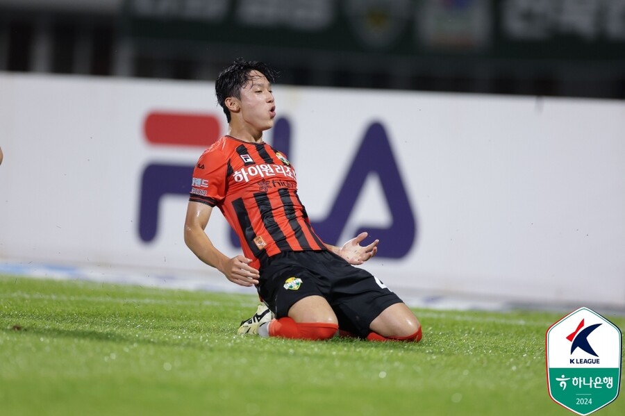 [현장 REVIEW] 'HERE WE GOAL' 양민혁, 토트넘 이적설에 8호골 쾅! 강원, 전북에 4-2 완승...1위 등극