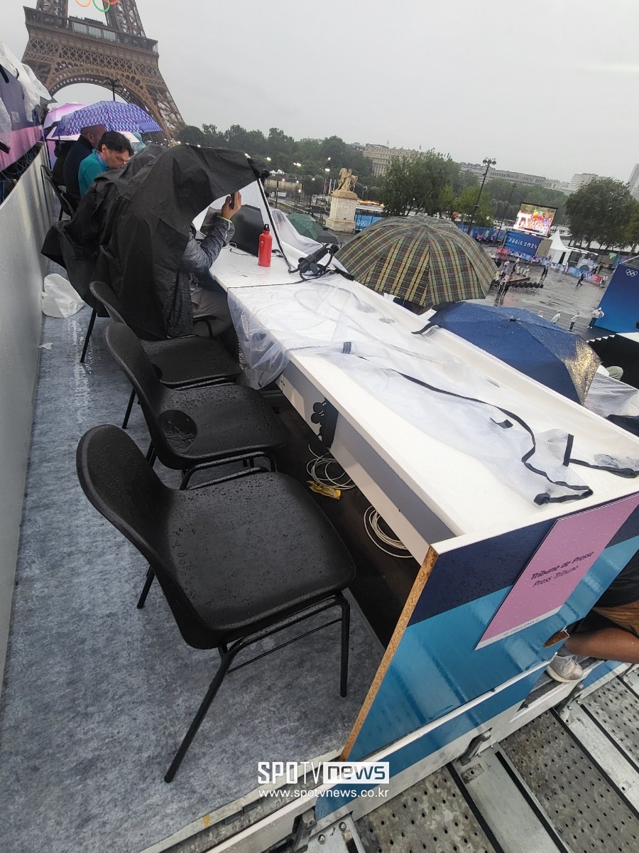 ▲ 2024 파리 올림픽 개막식에서 대한민국을 북한으로 칭하는 황당 사고가 벌어졌다. 올림픽 조직위원회는 48번째로 한국 선수단이 보트를 타고 등장하자 불어와 영어 모두 북한의 국명을 외쳤다. 대한체육회는 이기흥 회장을 중심으로 즉각 대응책 마련에 나서기로 했다.