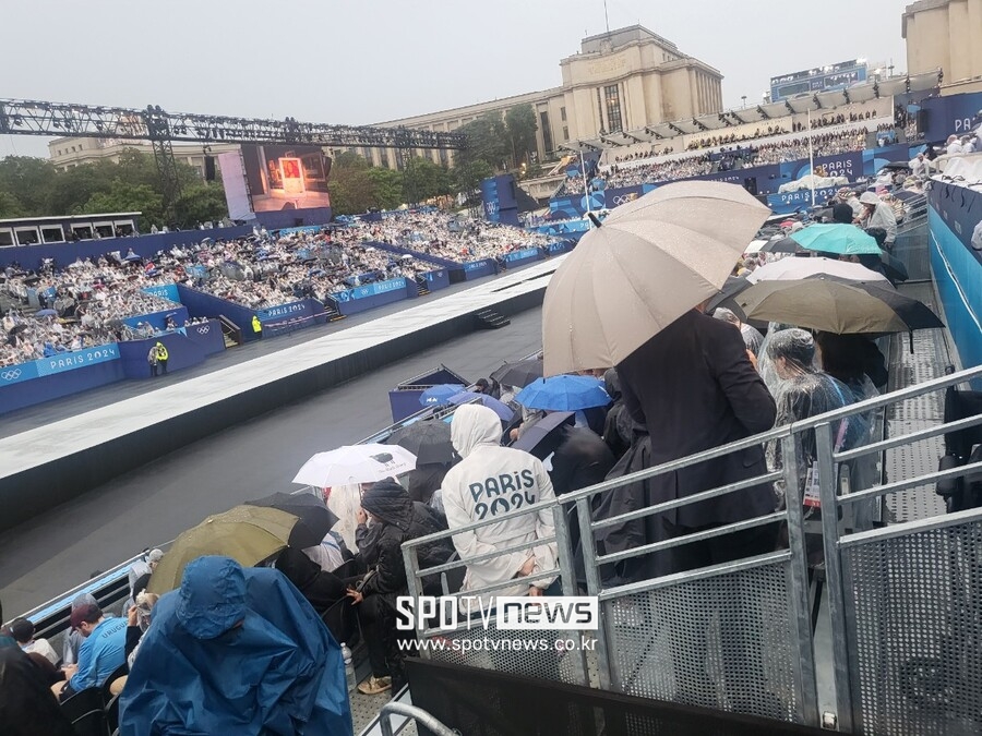 ▲ 2024 파리 올림픽 개막식에서 대한민국을 북한으로 칭하는 황당 사고가 벌어졌다. 올림픽 조직위원회는 48번째로 한국 선수단이 보트를 타고 등장하자 불어와 영어 모두 북한의 국명을 외쳤다. 대한체육회는 이기흥 회장을 중심으로 즉각 대응책 마련에 나서기로 했다.