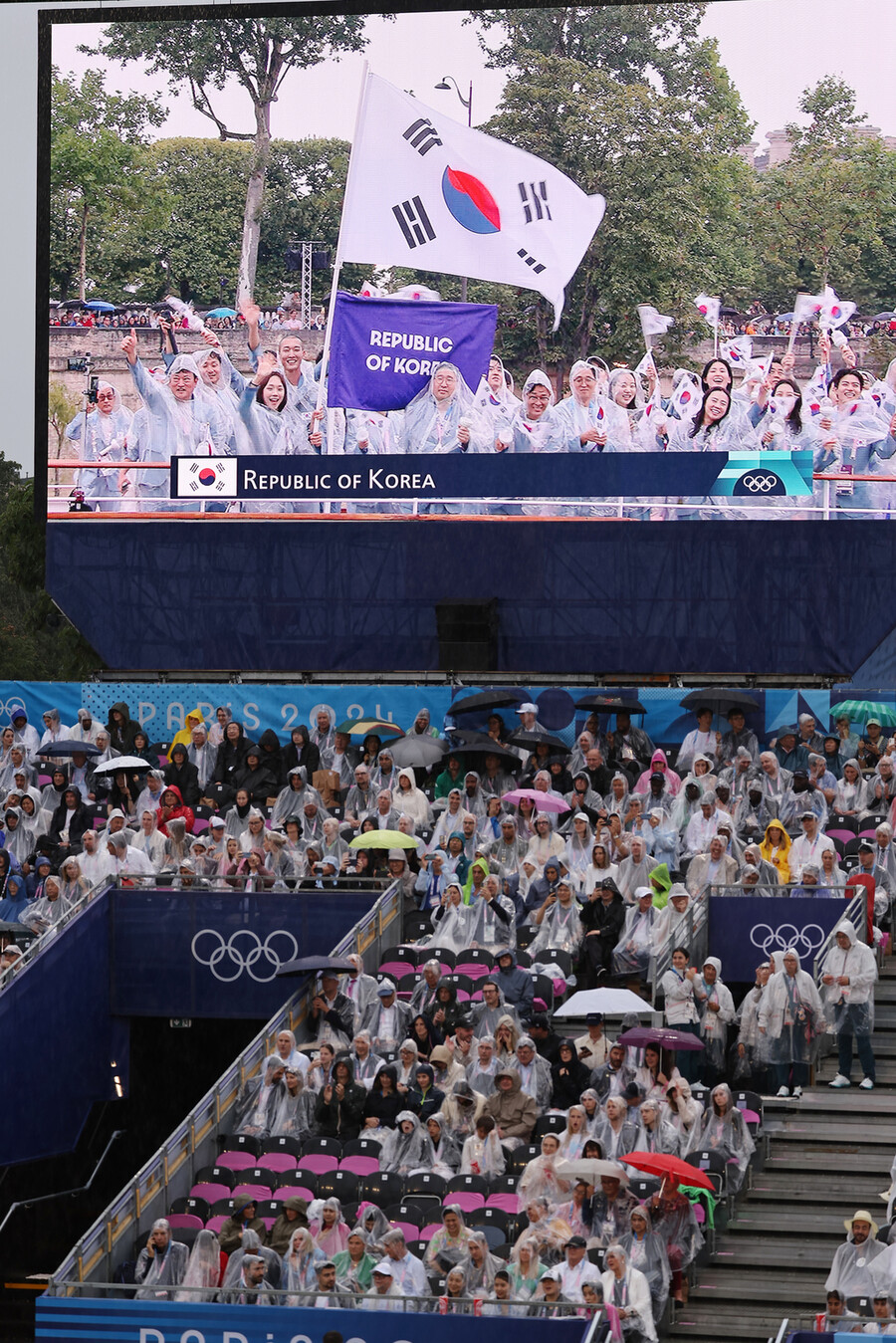 ▲ 2024 파리 올림픽 개막식에서 대한민국을 북한으로 칭하는 황당 사고가 벌어졌다. 올림픽 조직위원회는 48번째로 한국 선수단이 보트를 타고 등장하자 불어와 영어 모두 북한의 국명을 외쳤다. 대한체육회는 이기흥 회장을 중심으로 즉각 대응책 마련에 나서기로 했다.  ⓒ연합뉴스