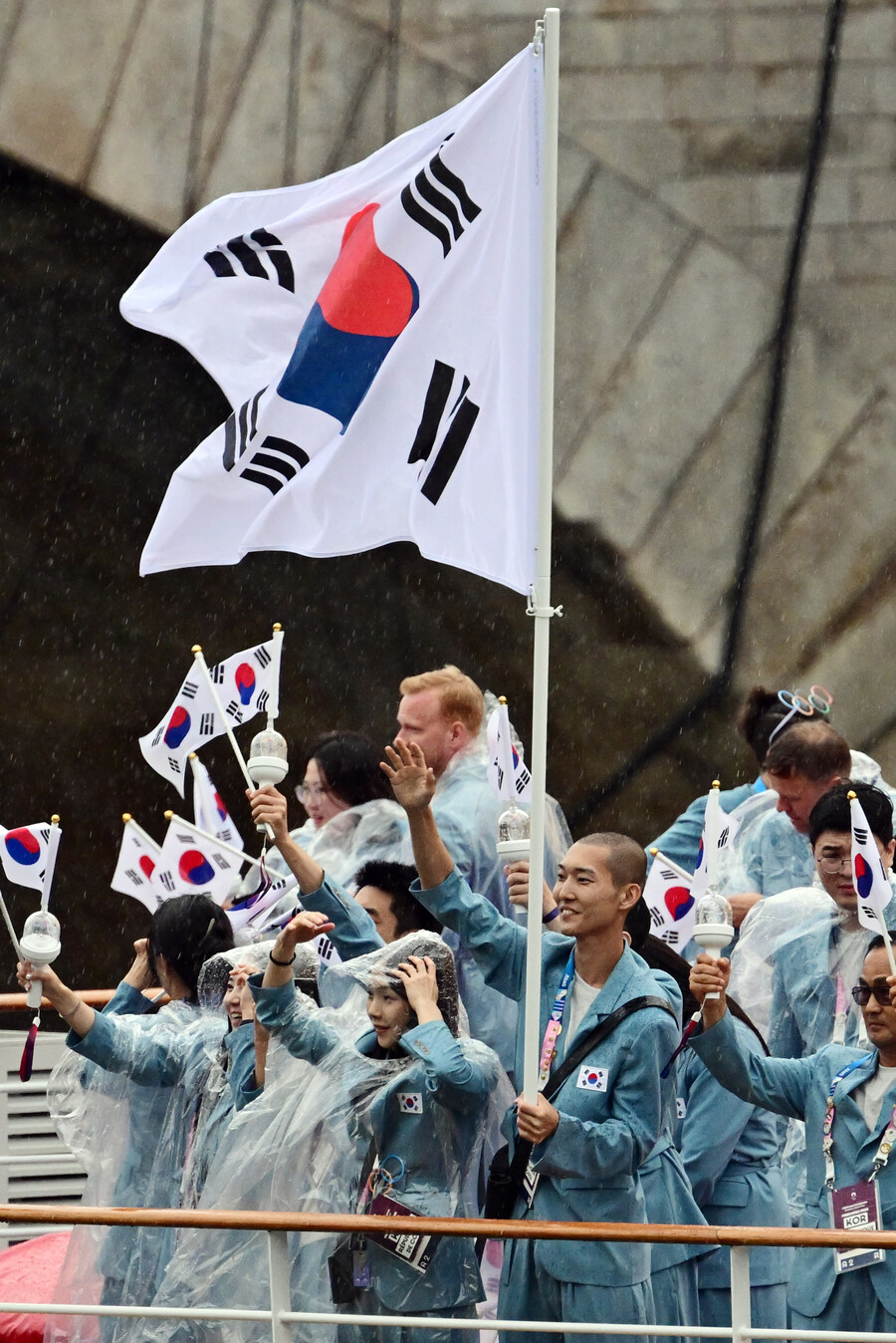 한국 차례에 "북한이 입장합니다"...파리 올림픽 개회식, 최악의 사건 일으켰다
