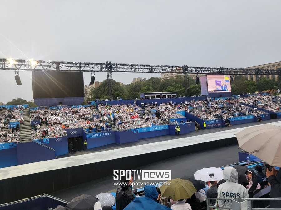 ▲ 2024 파리 올림픽 개막식에서 대한민국을 북한으로 칭하는 황당 사고가 벌어졌다. 올림픽 조직위원회는 48번째로 한국 선수단이 보트를 타고 등장하자 불어와 영어 모두 북한의 국명을 외쳤다. 대한체육회는 이기흥 회장을 중심으로 즉각 대응책 마련에 나서기로 했다.