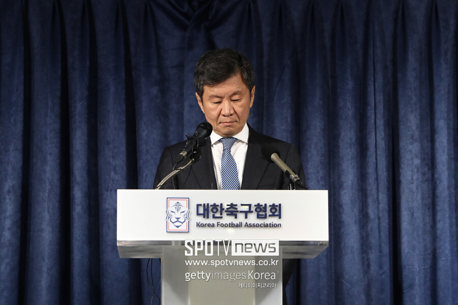 ▲ 2022 국제축구연맹(FIFA) 카타르 월드컵 이후 정몽규 회장의 독단적인 행정에 엄청난 비판이 일고 있다. 위르겐 클린스만 감독 선임부터 '황금 세대'를 보유하고도 아시안컵 졸전 끝 탈락, 이후 홍명보 차기 감독 선임까지 이해할 수 없는 졸속 행정의 연속이다. 이런 와중에 정몽규 회장 4선 연임설까지 들리고 있는데 과거 대한축구협회에 일했던 직원은 100%로 확신했다