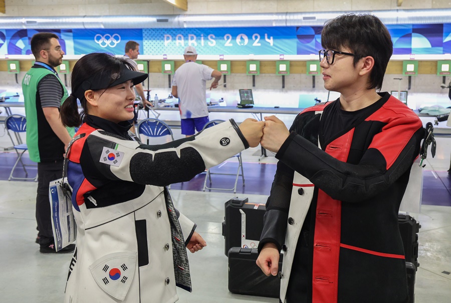 '한국 첫 메달' 박하준·금지현, 공기소총 10m 혼성서 값진 은메달 [올림픽 NOW]