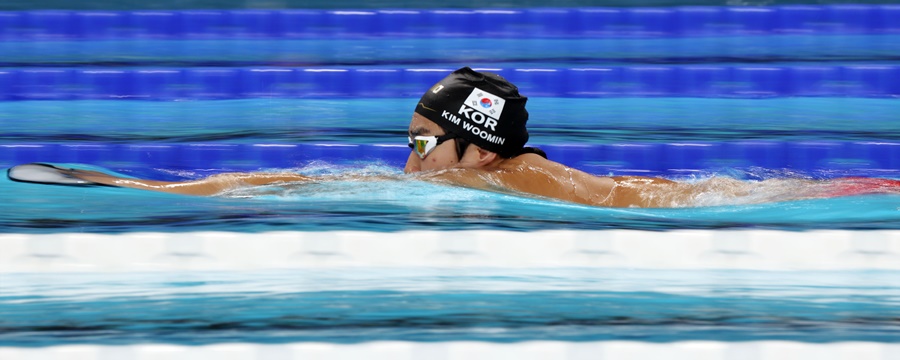 ▲ 이변은 없었다. 김우민은 2024 파리 올림픽 남자 자유형 400m에서 예선을 통과해 결선에 진출했다. 이 종목 강력한 금메달 후보인 김우민은 박태환 이후 첫 한국선수 올림픽 메달을 노린다. 김우민은 올해 2월 열린 도하 세계선수권대회에서 400m 우승을 차지했다. 해외에서도 인정하는 400m 강자다. 이날 김우민의 예선 통과는 어렵지 않았다. 이제 하루 뒤 열릴 결선이 기다린다 ⓒ 연합뉴스