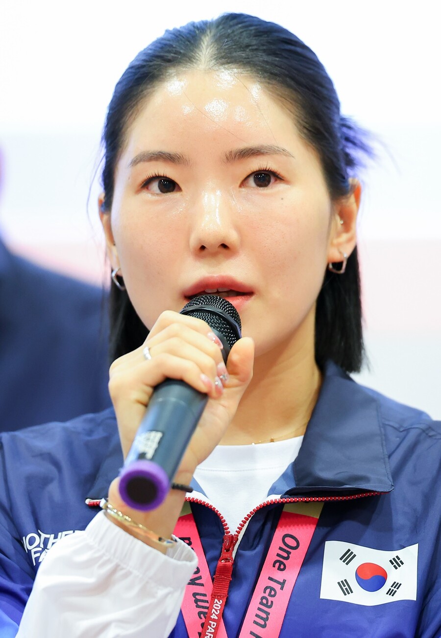 ▲ 27일 프랑스 파리 그랑 팔레에서 열린 2024 파리올림픽 펜싱 여자 에페 개인 32강전에 출전한 송세라가 공격에 성공한 뒤 환호하고 있다. 올림픽 사상 첫 금메달에 도전하는 에페 개인전은 송세라 홀로 생존하게 됐다. 베테랑 강영미는 32강전에서 연장까지가는 혈투를 펼쳤으나 아쉽게 패했다. 대표팀 막내 이혜인도 첫 라운드에서 중국 유시한을 상대로 선전했으나 첫 고비를 넘지 못했다. 송세라의 16강전은 잠시 후 밤 9시에 열린다. ⓒ 연합뉴스