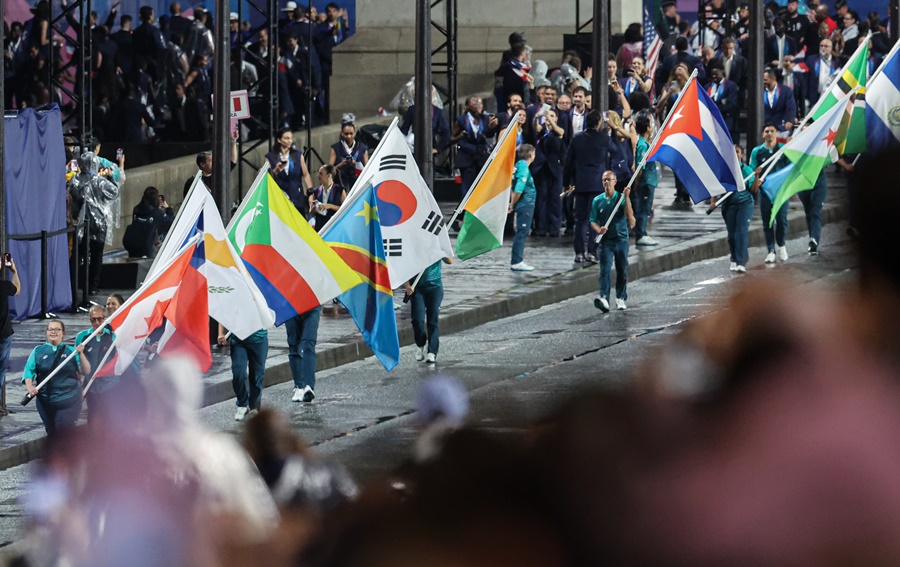 ▲ 토마스 바흐 IOC 위원장이 한국 윤석열 대통령에게 전화로 직접 사과하겠다는 뜻을 밝혔다. 2024 파리 올림픽 개회식에서 한국을 북한으로 부른데 대한 사과다. 2024 파리올림픽이 27일(이하 한국시간) 프랑스 파리 센강에서 개막했다. 전세계인의 이목이 집중된 개회식에서 어이 없는 일이 발생했다. 한국 선수단은 프랑스어 표기의 알파벳 순서에 따라 48번째로 입장했다. 이때 장내 아나운서가 한국을 북한으로 소개했다. 프랑스어와 영어 모두 한국이 아닌 북한의 이름으로 불렀다. 153번째로 입장한 북한 선수단을 향해선 프랑스어와 영어 모두 제대로 호명했다. 결과적으로 한국은 올림픽 개회식에서 제대로 된 소개를 받지 못한 셈이다 ⓒ 연합뉴스