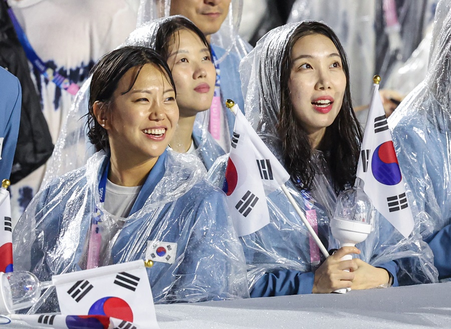 ▲ 토마스 바흐 IOC 위원장이 한국 윤석열 대통령에게 전화로 직접 사과하겠다는 뜻을 밝혔다. 2024 파리 올림픽 개회식에서 한국을 북한으로 부른데 대한 사과다. 2024 파리올림픽이 27일(이하 한국시간) 프랑스 파리 센강에서 개막했다. 전세계인의 이목이 집중된 개회식에서 어이 없는 일이 발생했다. 한국 선수단은 프랑스어 표기의 알파벳 순서에 따라 48번째로 입장했다. 이때 장내 아나운서가 한국을 북한으로 소개했다. 프랑스어와 영어 모두 한국이 아닌 북한의 이름으로 불렀다. 153번째로 입장한 북한 선수단을 향해선 프랑스어와 영어 모두 제대로 호명했다. 결과적으로 한국은 올림픽 개회식에서 제대로 된 소개를 받지 못한 셈이다 ⓒ 연합뉴스