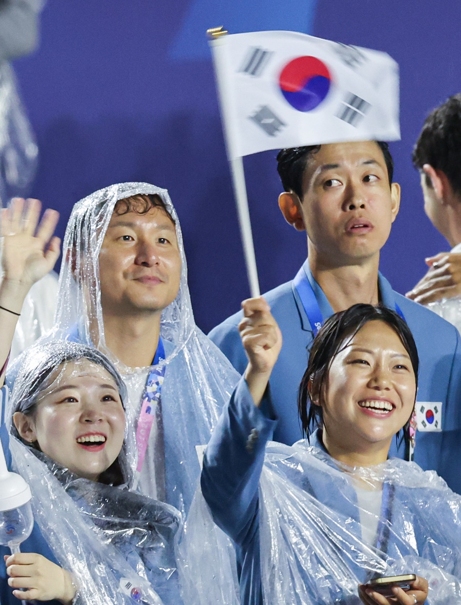 ▲ 토마스 바흐 IOC 위원장이 한국 윤석열 대통령에게 전화로 직접 사과하겠다는 뜻을 밝혔다. 2024 파리 올림픽 개회식에서 한국을 북한으로 부른데 대한 사과다. 2024 파리올림픽이 27일(이하 한국시간) 프랑스 파리 센강에서 개막했다. 전세계인의 이목이 집중된 개회식에서 어이 없는 일이 발생했다. 한국 선수단은 프랑스어 표기의 알파벳 순서에 따라 48번째로 입장했다. 이때 장내 아나운서가 한국을 북한으로 소개했다. 프랑스어와 영어 모두 한국이 아닌 북한의 이름으로 불렀다. 153번째로 입장한 북한 선수단을 향해선 프랑스어와 영어 모두 제대로 호명했다. 결과적으로 한국은 올림픽 개회식에서 제대로 된 소개를 받지 못한 셈이다 ⓒ 연합뉴스