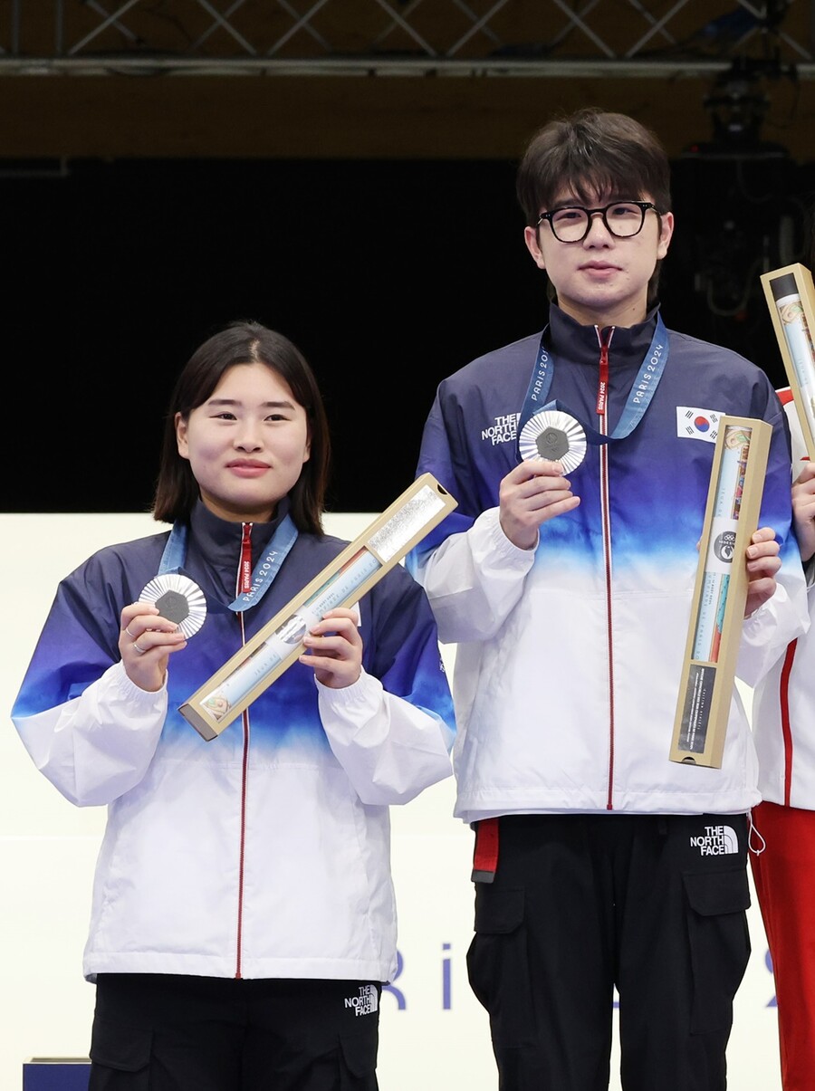 ▲ 27일(현지시간) 프랑스 샤토루 슈팅 센터에서 열린 2024 파리올림픽 사격 공기소총 10m 혼성 단체 결선에서 은메달을 차지한 금지현(왼쪽)과 박하준이 시상대에서 기념촬영하고 있다. ⓒ 연합뉴스
