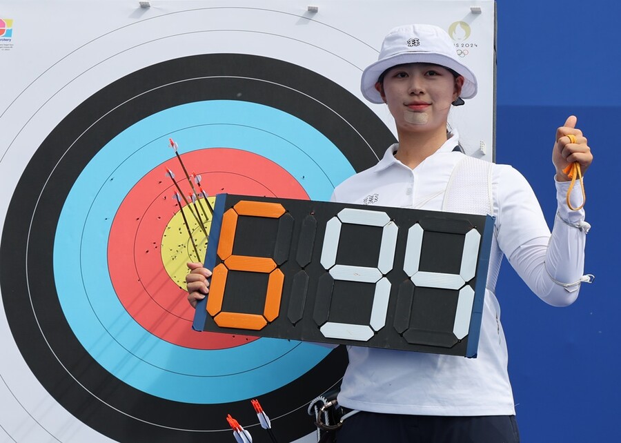 ▲ 한국 여자 양궁 대표팀이 파리 올림픽 금메달 싹쓸이의 포문을 연다. 28일 파리 레쟁발리드에서 임시현, 전훈영, 남수현으로 구성된 여자 단체전에서 전무후무한 10연패에 도전한다. 1988 서울 올림픽부터2020 도쿄 올림픽까지 단 한번도 금메달을 놓친 적이 없는 여자 양궁은 예선전부터 세계 신기록을 세운 임시현을 앞세워 대업을 이뤄낼 각오다.    ⓒ연합뉴스