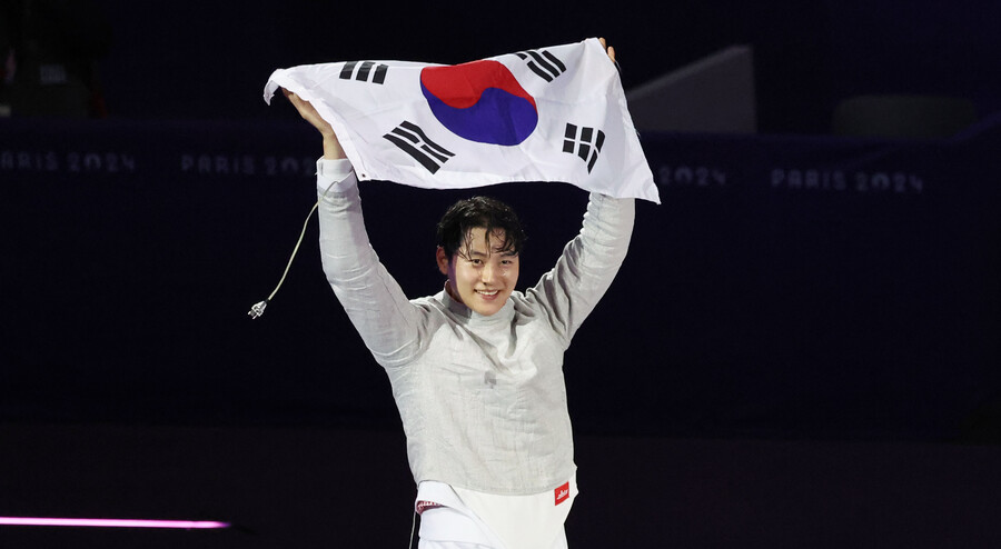 ▲ 오상욱(대전광역시청)은 28일(한국시간) 프랑스 파리의 그랑팔레에서 열린 2024 파리올림픽 펜싱 남자 사브르 개인전 결승에서 파레스 페르자니(튀니지)에게 15-11로 승리하며 금메달을 따냈다.  ⓒ연합뉴스