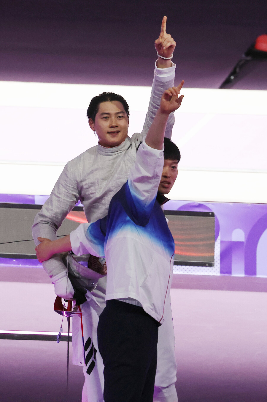 ▲ 오상욱은 이제 그날의 아픔을 씻으며 그랜드슬램을 달성하며 한국 펜싱의 레전드로 등극했다. 또한 오상욱은 한국의 이번 대회 첫 금메달리스트가 됐고, 한국의 3번째 메달이었다. 앞서 27일 박하준과 금지현이 사격 10m 공기소총 혼성 단체전에서 은메달을 획득했고, 오상욱의 결승 직전에는 수영의 김우민이 남자 자유형 400m에서 동메달을 따냈다.  ⓒ연합뉴스