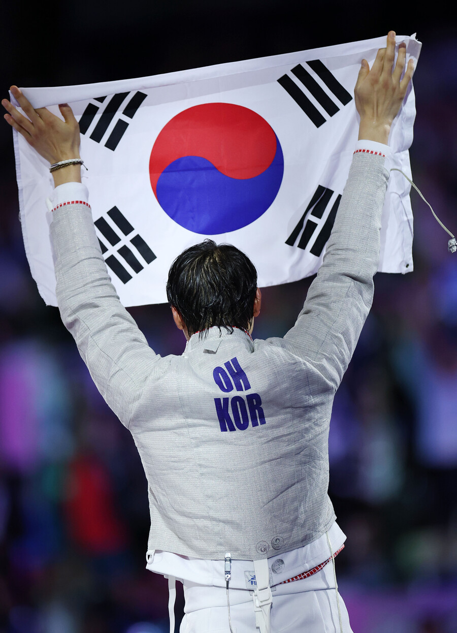 ▲ 오상욱은 이제 그날의 아픔을 씻으며 그랜드슬램을 달성하며 한국 펜싱의 레전드로 등극했다. 또한 오상욱은 한국의 이번 대회 첫 금메달리스트가 됐고, 한국의 3번째 메달이었다. 앞서 27일 박하준과 금지현이 사격 10m 공기소총 혼성 단체전에서 은메달을 획득했고, 오상욱의 결승 직전에는 수영의 김우민이 남자 자유형 400m에서 동메달을 따냈다.  ⓒ연합뉴스