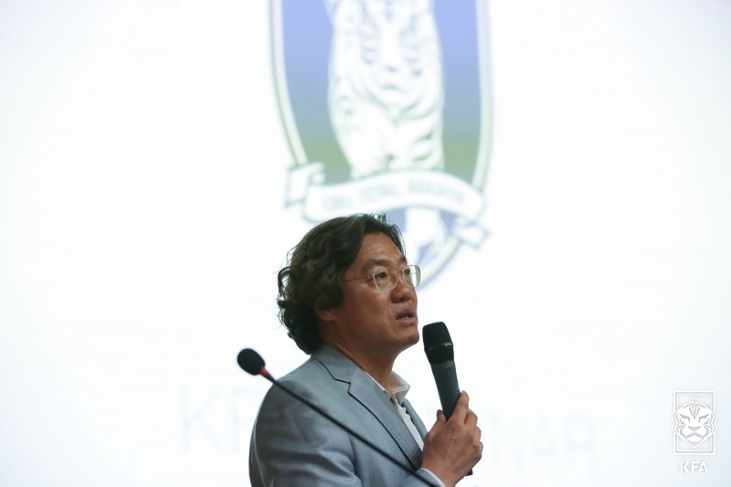 ▲ 울산HD가 김판곤 감독 선임을 확정했다. 김판곤 감독은 "현재 울산의 상황과 전력에 가장 적합한 게임 모델을 제시하고, 울산만의 플레잉 스타일을 확립하여 빠르게 경기력과 성적을 확보하겠다. K리그에서 처음으로 정식 감독을 맡게 됐다. 긴장과 기대가 공존한다. 먼 길을 돌아온 느낌도 있지만, 그만큼 성숙한 경기력을 한국 축구팬들에게 보여드리고 싶다"라며 울산에서 행보에 크게 기대했다 ⓒ대한축구협회