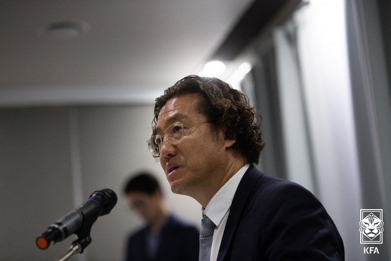 ▲ 울산HD가 김판곤 감독 선임을 확정했다. 김판곤 감독은 "현재 울산의 상황과 전력에 가장 적합한 게임 모델을 제시하고, 울산만의 플레잉 스타일을 확립하여 빠르게 경기력과 성적을 확보하겠다. K리그에서 처음으로 정식 감독을 맡게 됐다. 긴장과 기대가 공존한다. 먼 길을 돌아온 느낌도 있지만, 그만큼 성숙한 경기력을 한국 축구팬들에게 보여드리고 싶다"라며 울산에서 행보에 크게 기대했다 ⓒ대한축구협회