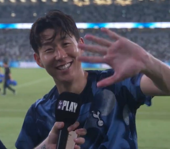 ▲ 손흥민이 토트넘 동료들과 함께 인천공항에 들어왔다. 6월 국제축구연맹(FIFA) 북중미월드컵 아시아지역 2차예선을 위해 한국에 왔던 손흥민이 태극 전사들이 아닌 토트넘 동료들과 함께 미소를 지으며 한국 땅을 밟았다. 손흥민은 27일 일본 도쿄국립경기장에서 열렸던 비셀고베와 평가전에서 60분 동안 뛰었고 프리시즌 공식전 첫 골을 신고했다. 도쿄국립경기장에 모였던 5만 이상 팬들은 손흥민에게 기립박수를 보내며 환호했다