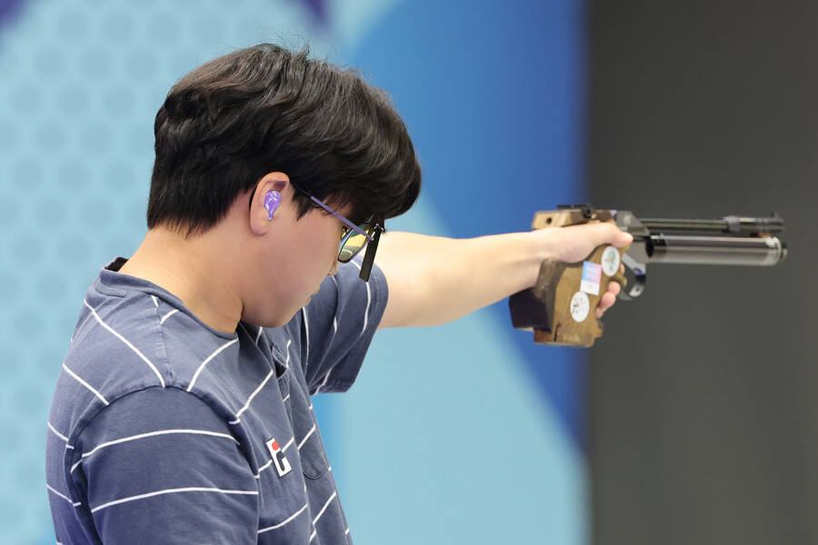 ▲ 이원호는 오른손잡이였지만 대학시절 알 수 없는 떨림 증상으로 왼손잡이로 전향했다. 항저우 아시안게임에서 개인전 은메달로 존재감을 보인 뒤 올림픽 무대에서 메달권 사냥에 나섰다. 프랑스 샤토루 슈팅센터에서 열린 2024 파리 올림픽 사격 공기권총 10m 남자 결선에 막판까지 집중력을 발휘했지만 4위(197.9점)로 마무리, 아쉽게 메달권 진입에 실패했다 ⓒ연합뉴스