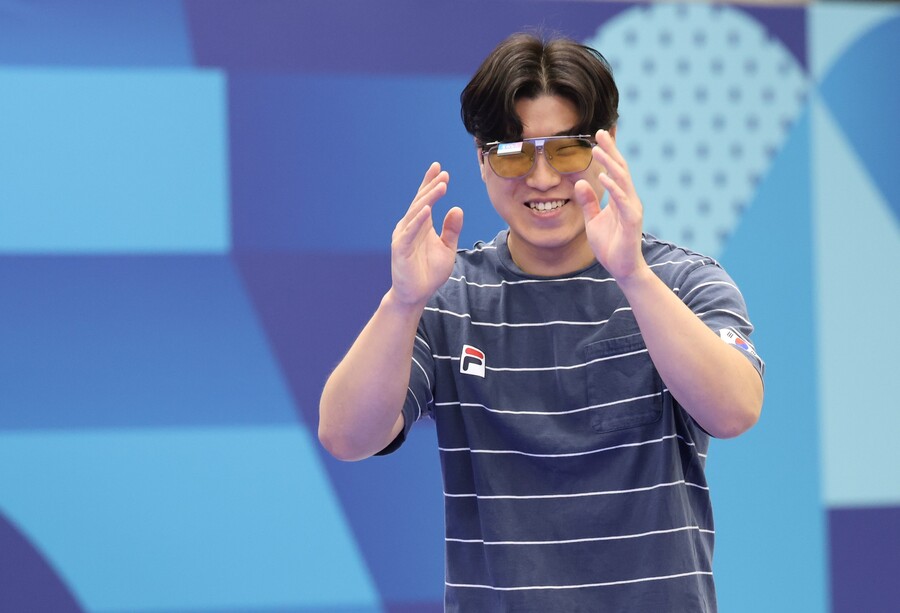 ▲ 이원호는 오른손잡이였지만 대학시절 알 수 없는 떨림 증상으로 왼손잡이로 전향했다. 항저우 아시안게임에서 개인전 은메달로 존재감을 보인 뒤 올림픽 무대에서 메달권 사냥에 나섰다. 프랑스 샤토루 슈팅센터에서 열린 2024 파리 올림픽 사격 공기권총 10m 남자 결선에 막판까지 집중력을 발휘했지만 4위(197.9점)로 마무리, 아쉽게 메달권 진입에 실패했다 ⓒ연합뉴스