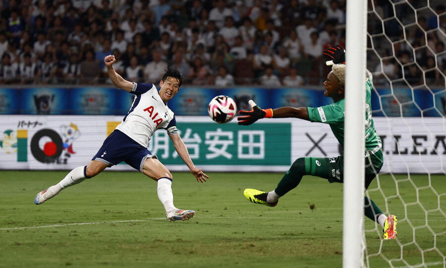 ▲ 손흥민과 인연은 프리미어리그에서 맺었다. 무토는 2015년 FC도쿄를 떠나 마인츠에서 유럽 무대에 도전했고 2018년 뉴캐슬 유나이티드로 이적했다. 에이바르 임대를 포함해 3시즌 동안 뉴캐슬 유나이티드 소속이었지만 이렇다 할 활약을 보이지 못했고 주전 경쟁에서 밀렸다. 일본 국가대표 유니폼을 입고는 29경기에 출전했다. 손흥민은 무토 질문에 "비셀고베엔 내 친구가 뛰고 있는 팀이다. 난 일본 선수들을 존중한다. 무토의 피지컬과 경기력은 훌륭하다. 잠깐 이야기를 할 수 있어서 좋았다"라고 말했다 ⓒ연합뉴스/로이터