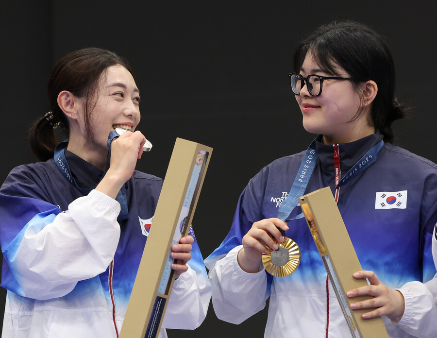 한국 사격은 '사기 수준!' 오예진-김예지, 공기권총 10m서 나란히 금-은메달 획득...역대급 '집안싸움' 끝에 메달 '싹쓸이' [올림픽 NOW]