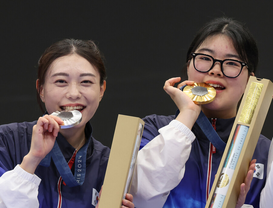 ▲ 오예진(IBK기업은행)과 김예지(임실군청)은 28일(한국시간) 프랑스 파리의 샤토루 슈팅센터에서 열린 2024 파리올림픽 공기권총 10m 여자 결선에서 나란히 금메달과 은메달을 획득했다. 한국 사격 역사상 무려 12년 만에 나온 대기록이며, 한국은 두 선수의 활약에 힘입어 이번 대회 금메달과 은메달을 하나씩 추가했다. ⓒ연합뉴스