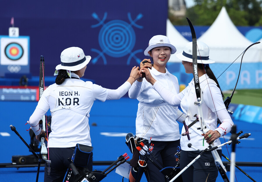 역시 양궁은 한국! 전훈영-남수현-임시현, 女 양국 단체 4강서 슛오프 끝에 네덜란드 제압...결승 진출로 최소 은메달 '확보' [올림픽 NOW]