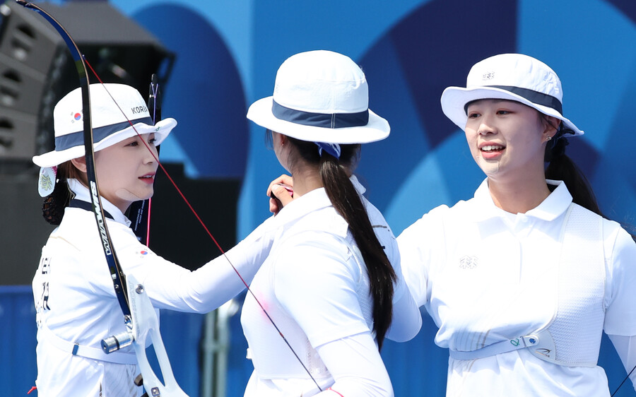 ▲ 한국의 전훈영(인천광역시청)과 남수현(순천시청), 임시현(한국체육대학교)은 29일(한국시간) 프링스 파리 레쟁발리드 양궁 경기장에서 열린 2024 파리올림픽 양궁 여자단체 결승에서 중국의 리지아만, 양사오레이, 안취쉬안과 4-4(56-53, 55-54, 51-54, 53-55)로 비긴 뒤, 슛오프에서 승리를 거두며 금메달을 획득했다. 이로써 한국은 양궁 여자 단체전 올림픽 10연패라는 대기록을 작성했다.   ⓒ연합뉴스