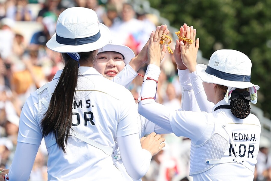▲ 임시현, 전훈영, 남수현이 28일(현지시간) 프랑스 파리 레쟁발리드 양궁 경기장에서 열린 2024 파리올림픽 양궁 여자단체전에서 여자 대표팀이 환호하고 있다. 항저우 아시안게임 3관왕에 빛나는 임시현은 올림픽에서도 금메달을 추가하며 양 대회 동시 3관왕을 향해 질주를 멈추지 않았다. ⓒ 연합뉴스